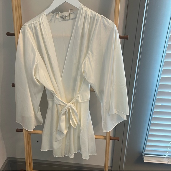 Angel Sleeve Robe - Picture 6 of 15